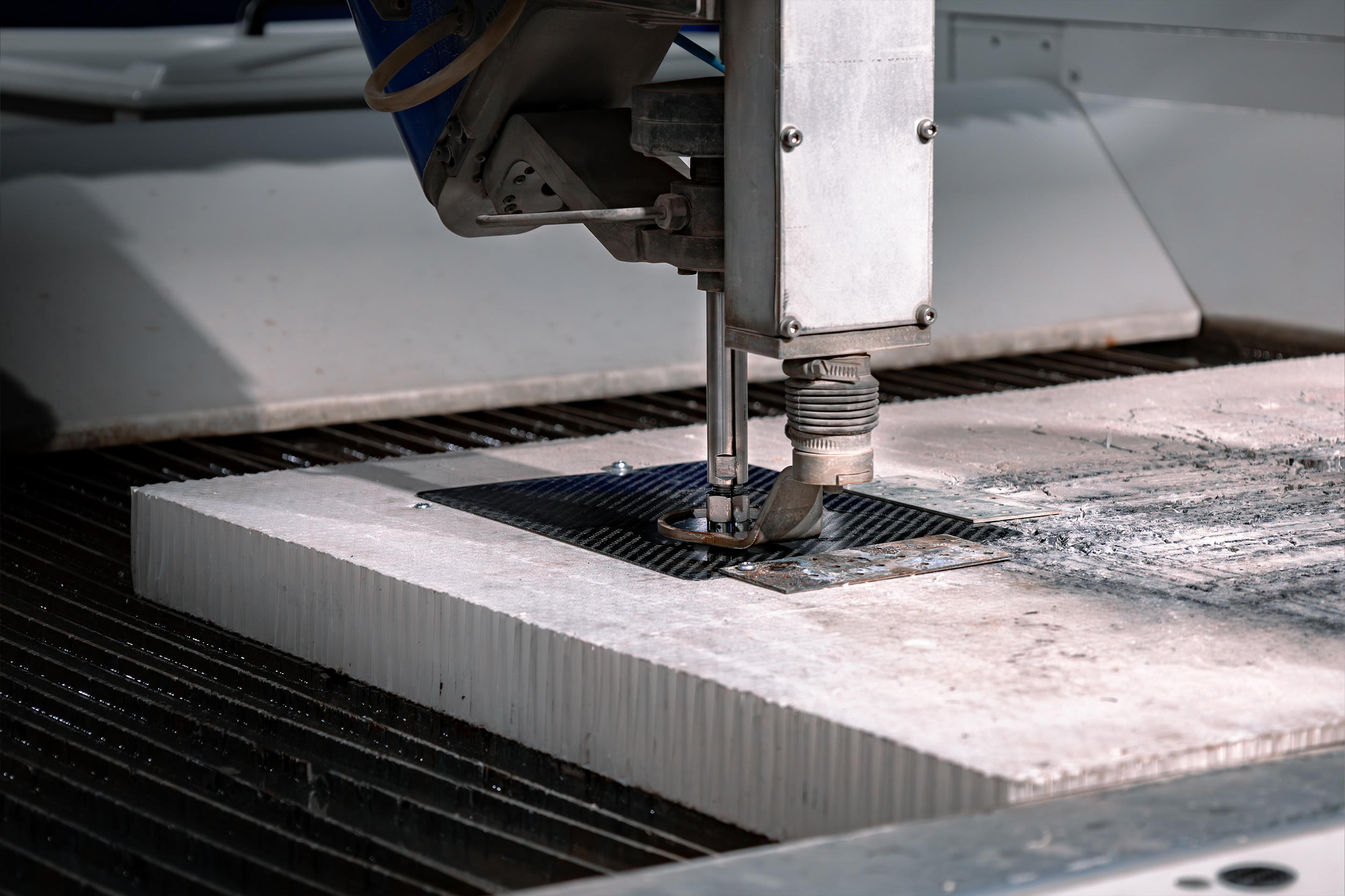 Rezanje čistom vodom (pure waterjet) &ndash; rezna glava na CNC stroju Opal Waterjet Combo